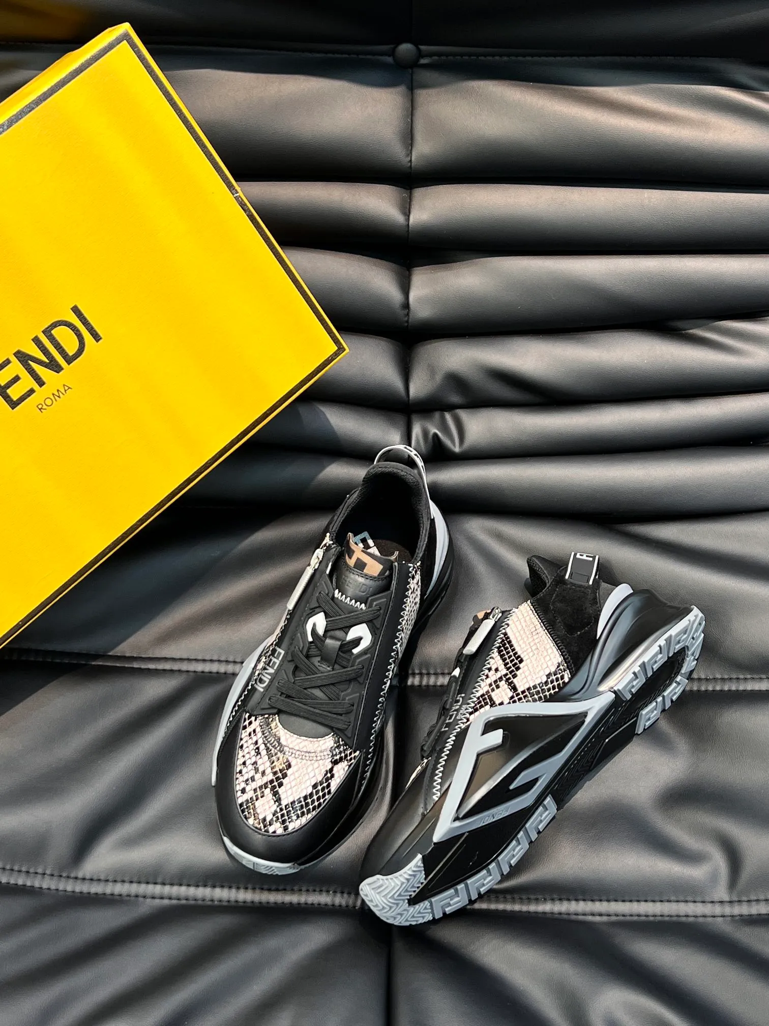 Men's shoes 💰p560 "Fend*" new men's casual sports shoes, equipped with elastic straps, side zippers, and corrugated soles engraved with F. Embossed Fendi Flow lettering on the heel. Made of technical fabric and a mix of blue and suede. Decorated with Lycra® details. FF graphic tongue. Ultra-light and wear-resistant EVA sole. Size: 38-44